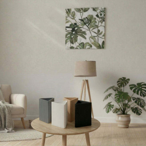 TIRA Vase – Kantig. Klar. Charakterstark.